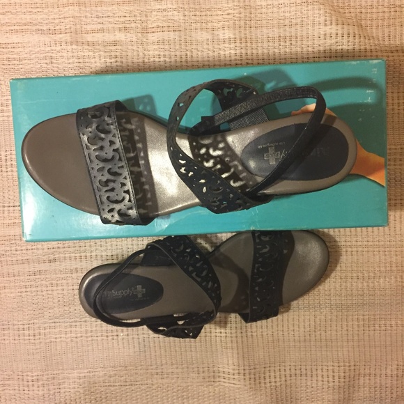 Air Supply Plus Sandals - Picture 1 of 8